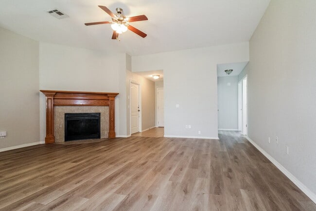 Building Photo - 716 Cavecreek St