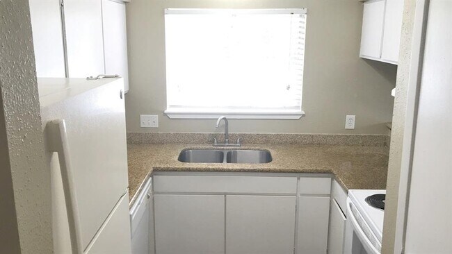 Building Photo - 7535 Fallbrook Dr