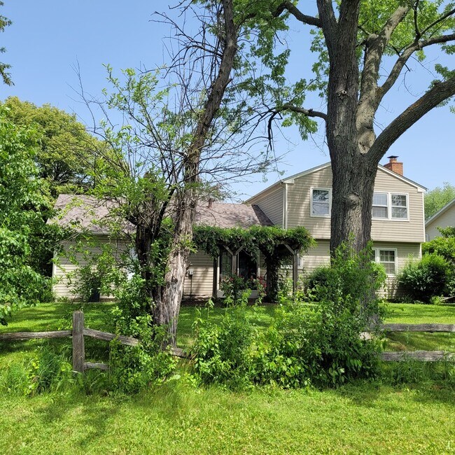 Foto del edificio - 670 Farrington Dr