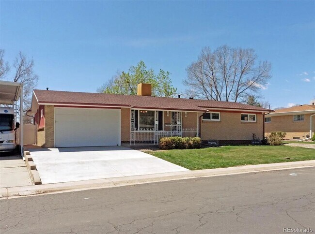 Foto del edificio - Spacious Littleton Home with Large Fenced Yard & Attached Garage!