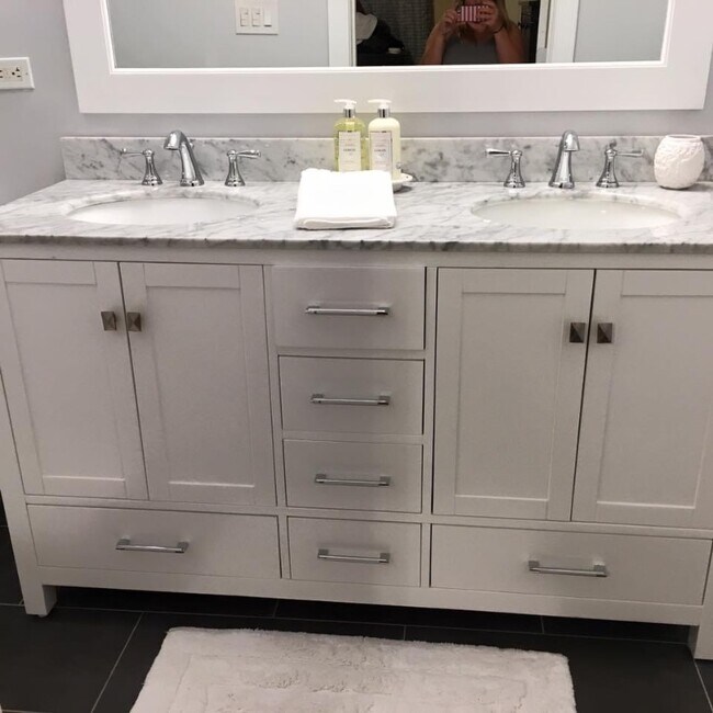 Foto del edificio - 6052 W Miami Ave