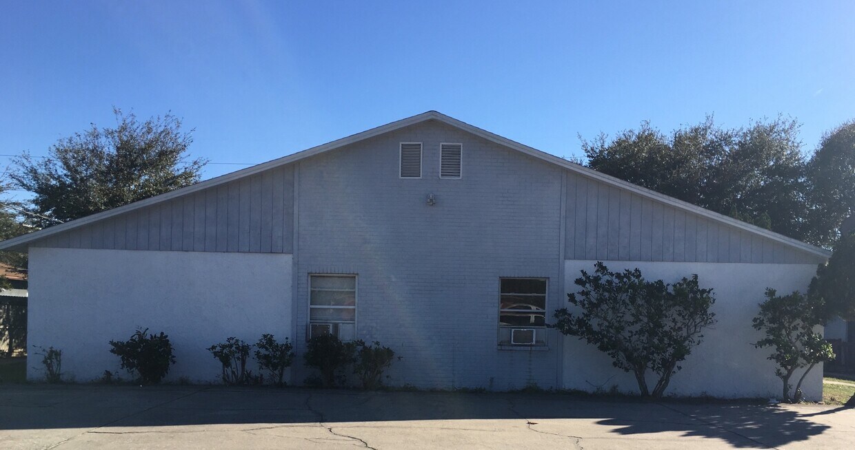 Primary Photo - 2 Bedroom, 1 Bath Quadraplex Unit For Rent...