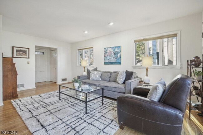 Foto del edificio - 121 Squire Hill Rd