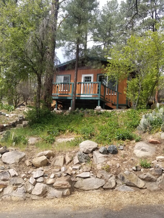 Front door view - 1012 S Apache Dr