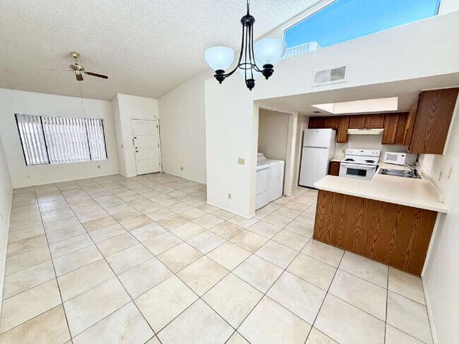 Foto del edificio - 13644 N Hamilton Dr