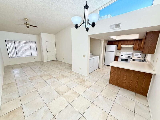 Building Photo - 13644 N Hamilton Dr