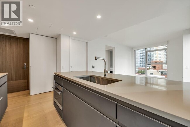 Building Photo - 889 Pacific St