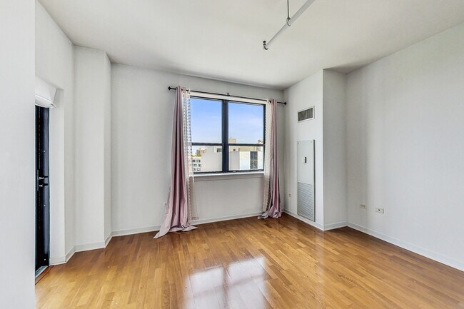 Foto del edificio - 511 W Division St