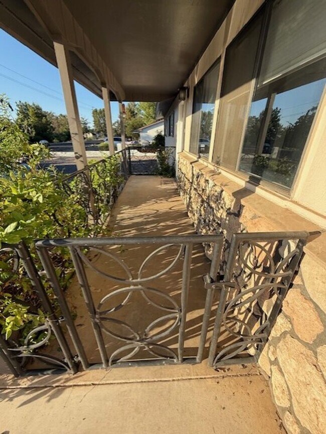 Foto del edificio - Wonderful Home 3 bed 1 bath with a Great Yard
