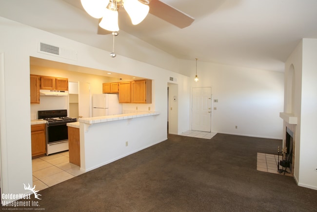 Foto del edificio - Spacious 2Bdm 2Ba Condo with Fireplace & B...