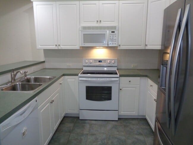 Building Photo - Clemmons-Lovely Patio Home with Sunroom