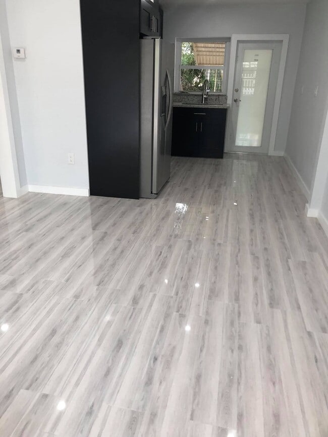 Building Photo - 634 SE 4th Pl