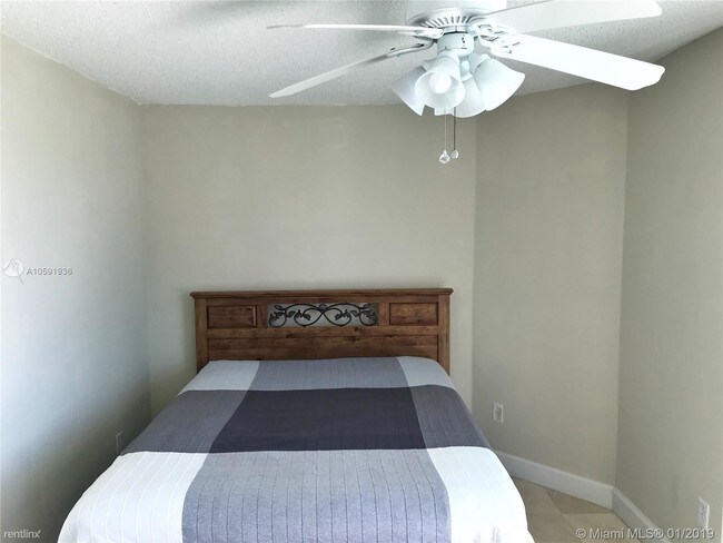 Foto del edificio - 3 br, 2 bath  - 5900 Collins Ave # 44