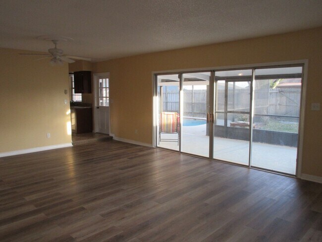 Building Photo - Wekiva 3 bedroom 2 bath 2 car garage with ...