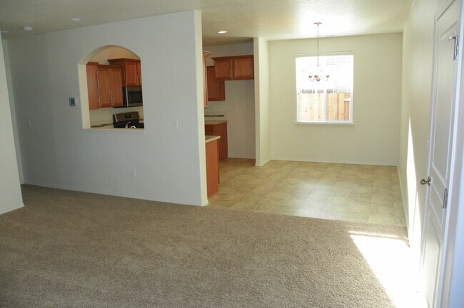 Foto del edificio - Newer SE Bend House, 3 Bdrm, 2.5 Baths, Al...