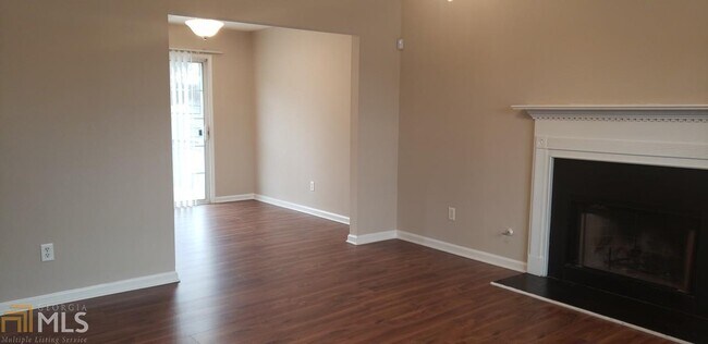 Foto del edificio - 8052 Highland Pkwy