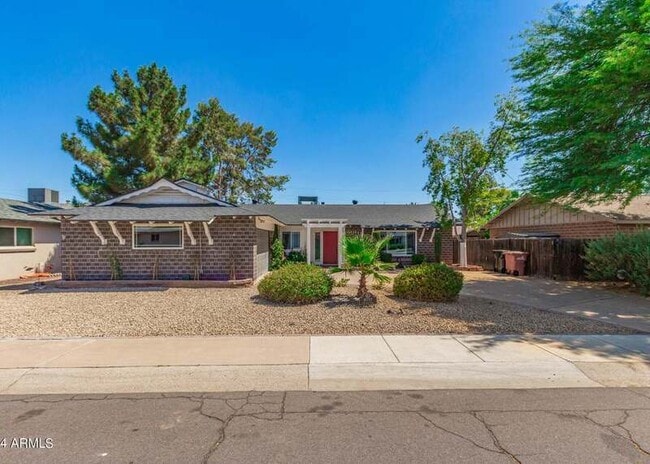 Building Photo - 8737 E Sage Dr