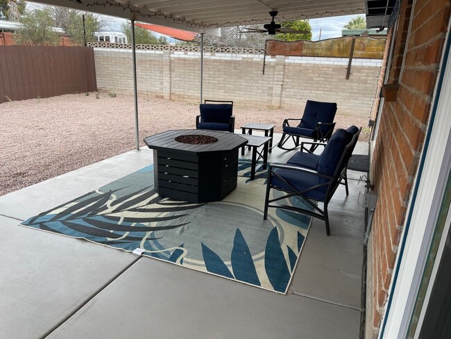 Building Photo - 2 Bedroom, 1 office room, Single Family Ho...