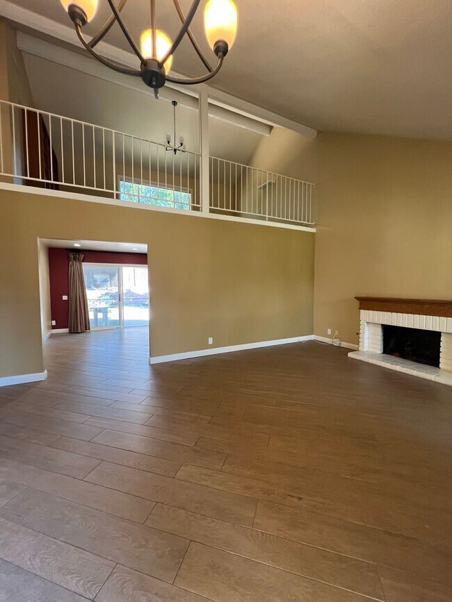 Foto del edificio - Lake Forest House with 4 bed 2 bath plus loft