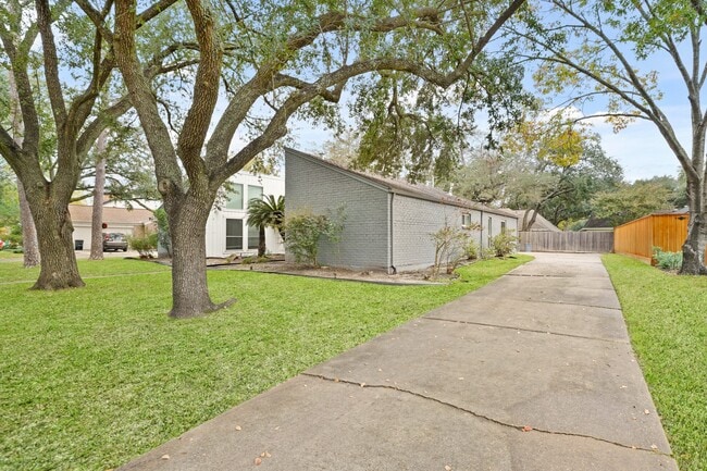 Building Photo - 11910 Pebble Rock Dr