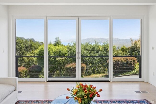 Building Photo - 325 Vía La Cumbre