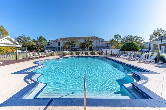 Piscina estilo centro turístico - Lee Vista