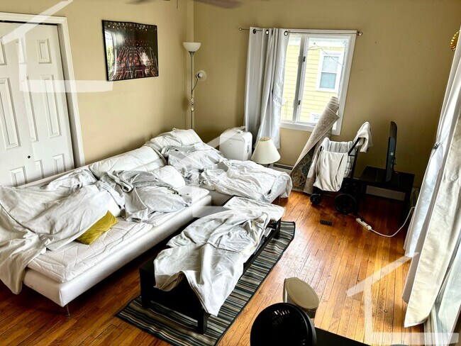 Building Photo - 3-Bed in Somerville with Parking Included