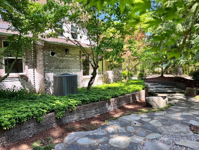 Foto del edificio - 7438 Trowbridge Ave SE