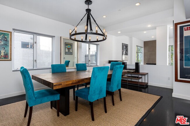 Foto del edificio - 900 N W Knoll Dr