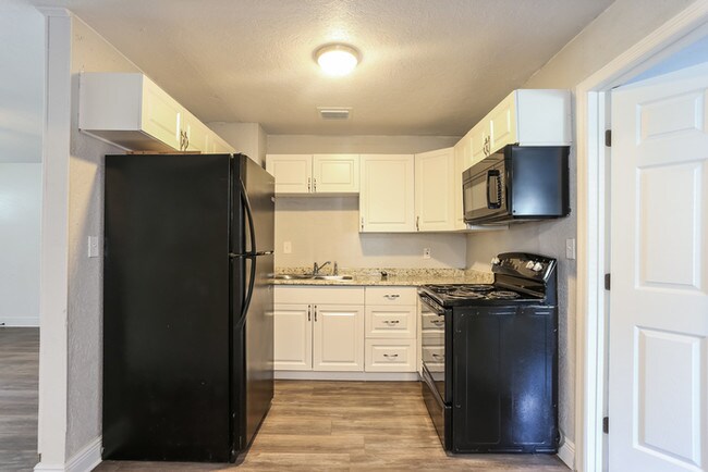 Building Photo - Leasing Move-in Ready 3BR 1.5BA home!