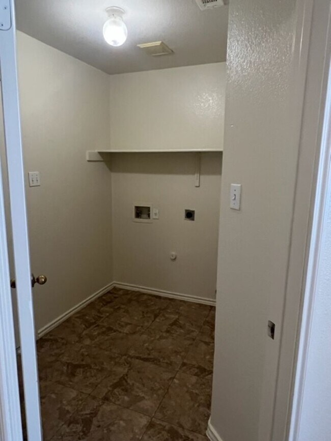 Building Photo - 913