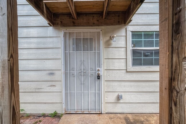 Building Photo - For Lease | Efficiency 1 Bath | 600 Sq Ft ...