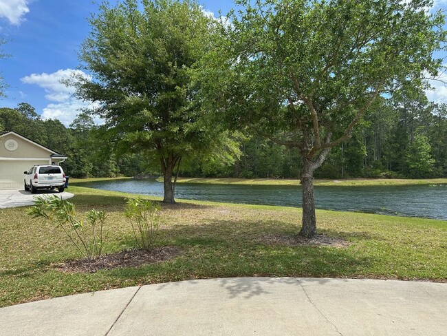 Building Photo - Lake View! Close to everything!