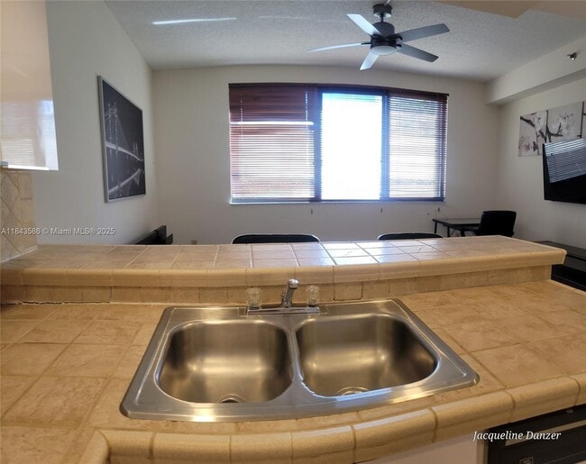 Building Photo - 540 Brickell Key Dr