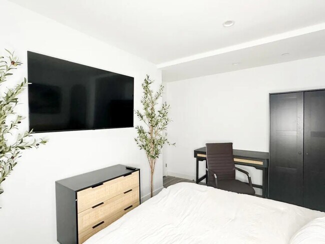 Foto del edificio - Furnished room/NOT APARTMENT