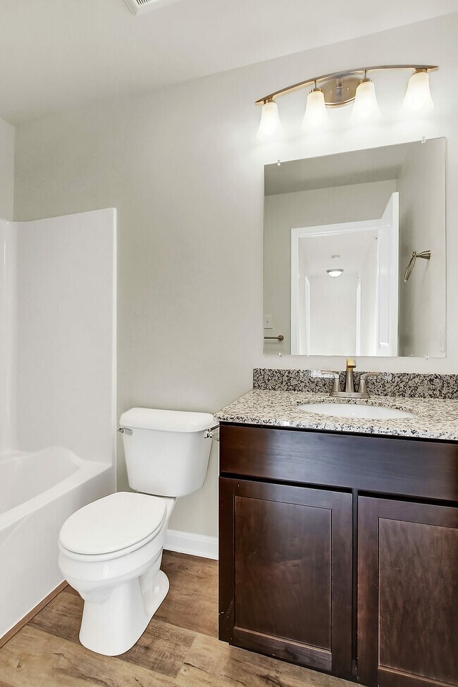 Experimente la sofisticación con este baño de elegante diseño, perfecto para la relajación y la comodidad. - Hidden Meadows