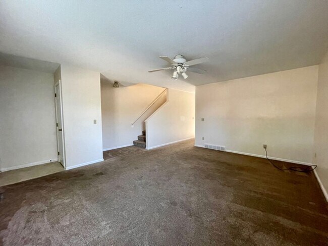Foto del edificio - LEXINGTON SCHOOLS!  2 Bedroom, 1 1/2 Bath Duplex Available!