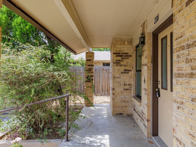 Building Photo - GREAT CONDO -WONDERFUL LOCATION