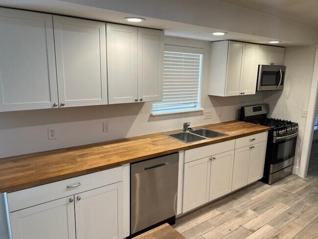 Building Photo - 12810 Silver Creek Dr