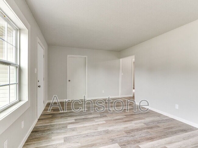 Building Photo - 2312 Mustang St