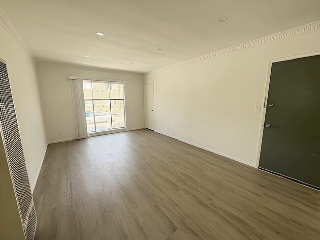Building Photo - 4919 Beverly Blvd