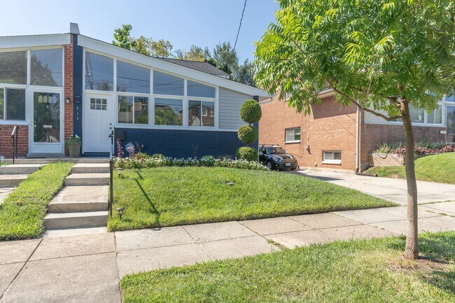Building Photo - 819 Kennedy St NE