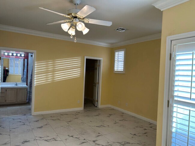 Building Photo - 2 story townhome in Seven Hills