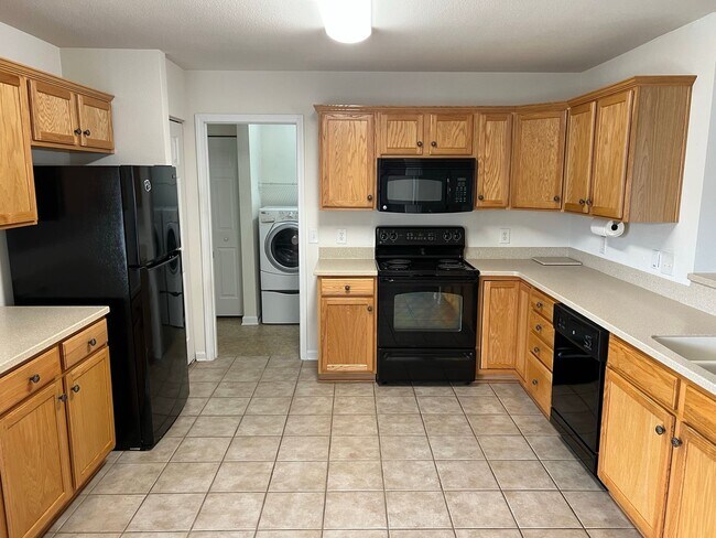 Foto del edificio - Pet-Friendly, 3 Bedroom, 2 Bath, Unfurnish...