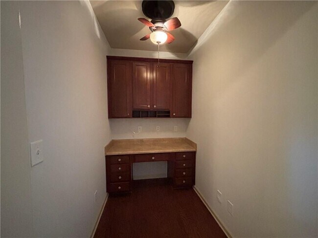 Foto del edificio - 800 Village Field Ct NW