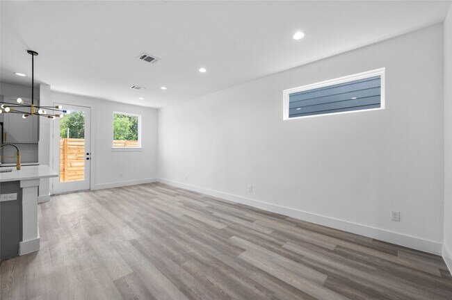 Foto del edificio - 4610 Crown Grove Ln