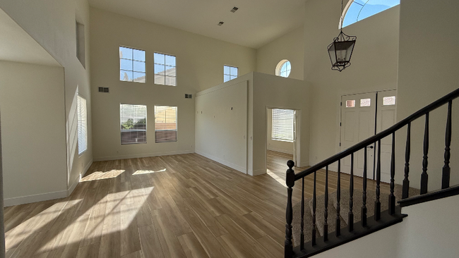 Building Photo - 8000 Del Rey Ave