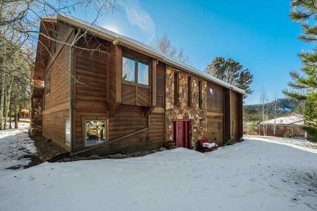 Foto del edificio - Stunning two-story home in Woodland Park