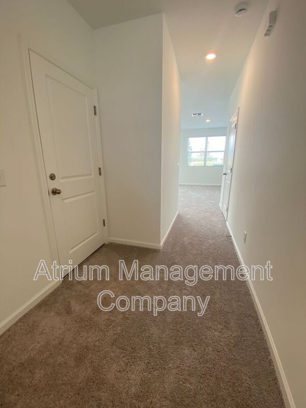 Foto del edificio - 5915 Piney Shrub Pl