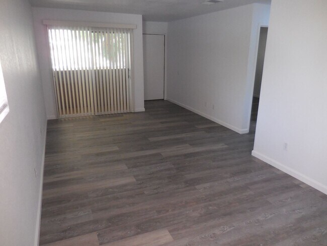 Building Photo - Beautifully Remodeled Corner Unit with Mou...
